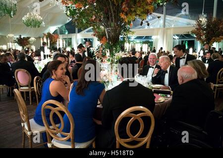 Washington DC, USA. 18. Oktober 2016. US-Vizepräsident Joe Biden spricht mit Gästen an seinem Tisch während der State Dinner auf dem South Lawn des weißen Hauses 18. Oktober 2016 in Washington, DC. Bildnachweis: Planetpix/Alamy Live-Nachrichten Stockfoto