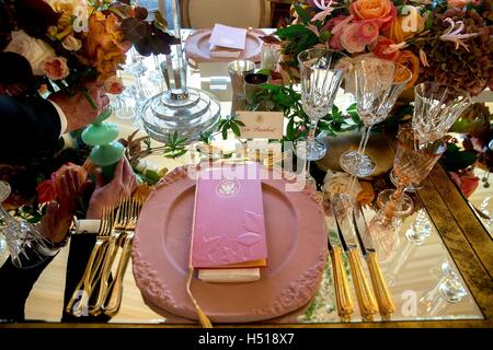 Washington DC, USA. 18. Oktober 2016. Weiße Haus Mitarbeiter haben letzten Schliff am gedeckten Tisch für Italien State Dinner auf dem South Lawn 18. Oktober 2016 in Washington, DC. Bildnachweis: Planetpix/Alamy Live-Nachrichten Stockfoto