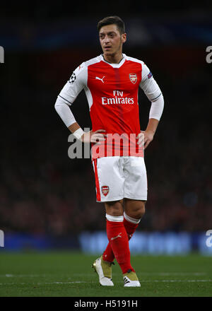 Emirates Stadium, London, UK. 19. Oktober 2016. UEFA Champions League Fußball. Arsenal gegen PFC Ludogorez Razgrad. Arsenal Mittelfeldspieler Mesut Özil bereitet ein Arsenal Ecke Credit: Action Plus Sport/Alamy Live News Stockfoto