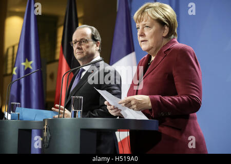 Berlin, Deutschland. 20. Oktober 2016. Bundeskanzlerin Angela Merkel (CDU) Spricht Neben Frankreichs Präsident Francois Hollande am 19.10.2016 Bei Einer Pressekonferenz in Berlin. Zuvor war Merkel Mit Russlands Präsident Putin Und Dem Präsidenten der Ukraine, Poroschenko Im Sogenannten «Normandie-Format» Zusammengetroffen, um Über Die Situation Im Osten der Ukraine Zu Beraten. Foto: Michael Kappeler/Dpa/Dpa/Alamy Live News Stockfoto