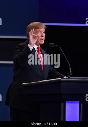 Las Vegas. 19. Oktober 2016. Republikanische Präsidentschaftskandidat Donald Trump beteiligt sich an der dritten und letzten Präsidentschafts-Debatte an der Universität von Nevada-Las Vegas (UNLV) in Las Vegas, Nevada, USA, 19., 2016. Bildnachweis: Yin Bogu/Xinhua/Alamy Live-Nachrichten Stockfoto