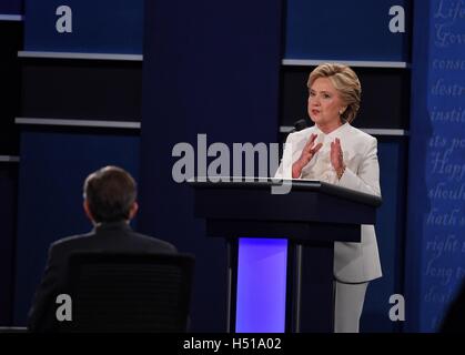Las Vegas. 19. Oktober 2016. Demokratischen Präsidentschaftskandidaten Hillary Clinton beteiligt sich die dritte und letzte Präsidentschafts-Debatte an der Universität von Nevada-Las Vegas (UNLV) in Las Vegas, Nevada, USA, 19., 2016. Bildnachweis: Yin Bogu/Xinhua/Alamy Live-Nachrichten Stockfoto