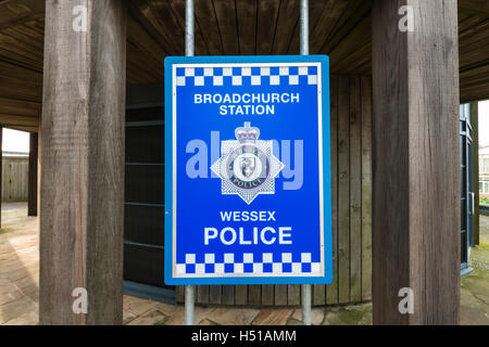 Broadchurch Polizeistation Schild am West Bay, Dorset im Ort für die Dreharbeiten der Serie 3 der hit ITV Drama starrte David Tennant Stockfoto