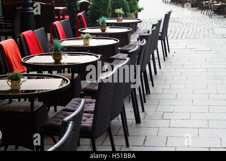 Horizontale Perspektive von Esstischen und Stühlen vor dem restaurant Stockfoto