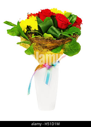 Bunten Blumenstrauß in weiße Vase isoliert auf weißem Hintergrund. Stockfoto
