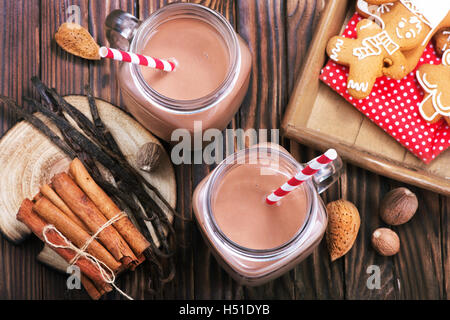 Kakaogetränk im Glas und auf einem Tisch Stockfoto