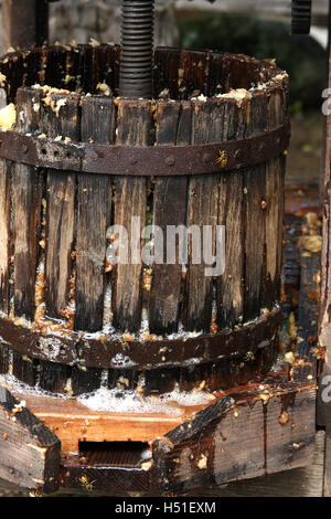 Mostpresse: die alte traditionelle Weise zur Herstellung von Apfelwein Stockfoto