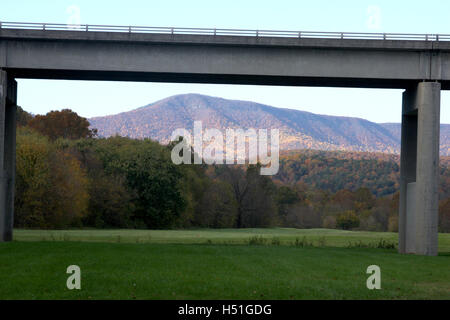 Landschaft in Virginia Blue Ridge Mountains, USA. Große Brücke für die Blue Ridge Parkway landschaftlich schöne Straße. Stockfoto