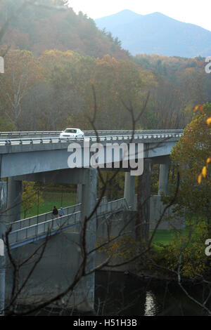 Doppelbrücke über den James River für Fahrzeuge und Fußgänger in Virginia Blue Ridge Parkway, USA Stockfoto