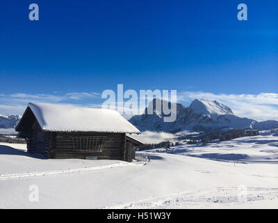 Alte hölzerne Scheunen, umgeben von tiefen Schnee mit Skipisten in den Dolomiten, Italien, Europa Stockfoto