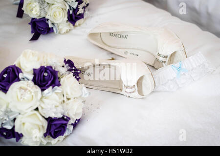 Braut Schuhe und Sträuße Stockfoto