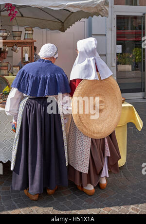 Savoyer Frauen tragen Holzschuhe und traditionelle Kleidung während des Festivals Retour des Alpages. Annecy, Haute-Savoie, Frankreich. Stockfoto
