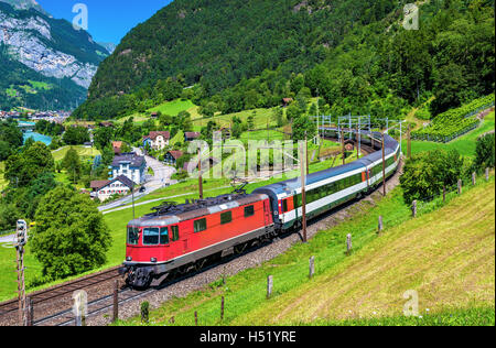 Intercity Zug klettert der Gotthardbahn. Der Verkehr wird auf der Gotthard-Basistunnel im Dezember 2016 umgeleitet werden. Stockfoto