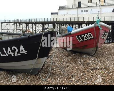 Angelboote/Fischerboote am Strand Stockfoto