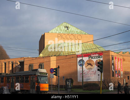 Theater "Piccolo Teatro Strehler" und eine Straßenbahn, Mailand, Italien Stockfoto