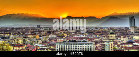 Sonnenuntergang über den Alpen und Turin Stadt - Italien Stockfoto