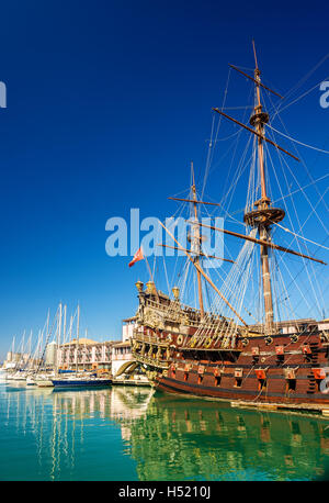 Segelboot im Hafen von Genua - Italien Stockfoto