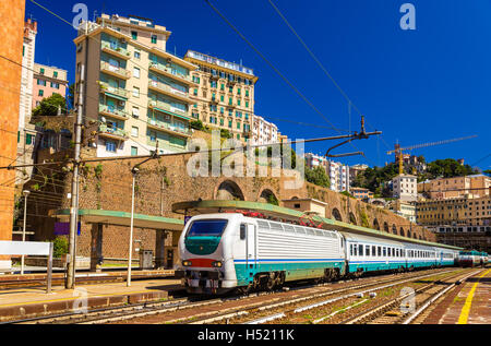 Personenzug im Bahnhof Genova Piazza Principe - Italien Stockfoto