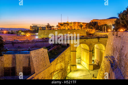 Sonnenuntergang über Stadtmauern von Valletta - Malta Stockfoto