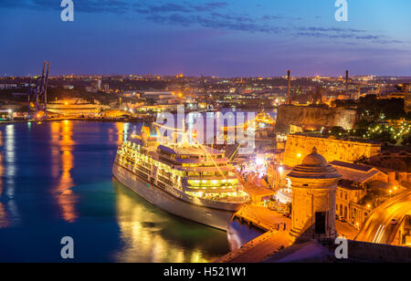 Kreuzfahrtschiff im Hafen von Valletta - Malta Stockfoto