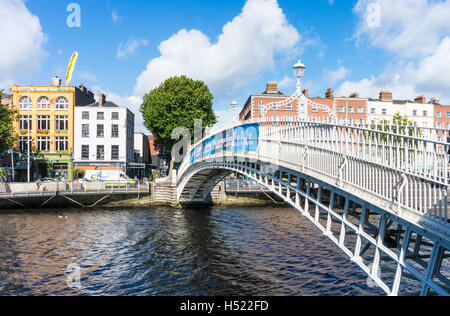 Ha'penny oder Halfpenny Brücke über den Fluss Liffey Dublin Irland Europa EU Stockfoto