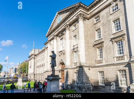 Statue von Edmund Burke vor dem Regent House Trinity College Dublin Irland Europa Stockfoto