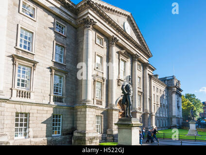 Statue von Edmund Burke vor dem Regent House Trinity College Dublin Irland Europa Stockfoto