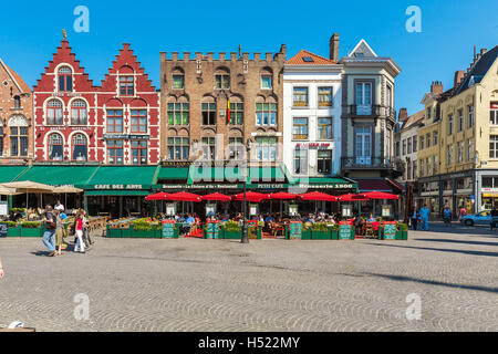 Brügge, Belgien - 6. April 2008: Touristen zu Fuß auf dem Grote Markt, umgeben von alten Häusern Stockfoto