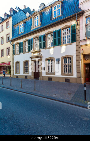 TRIER, Deutschland - 7. April 2008: A junger Mann Spaziergänge auf der Straße vor dem Gebäude, wo Karl Marx geboren wurde Stockfoto