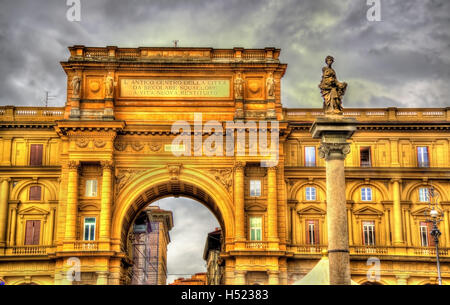 Der Bogen und die Spalte Fülle an Piazza della Repubblica Stockfoto