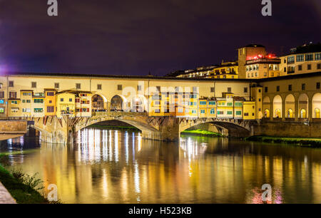 Der Ponte Vecchio in Florenz in der Nacht Stockfoto