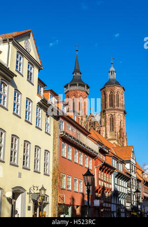 Straße in Göttingen mit traditionellen Fachwerkhaus Gebäude - Deutsch Stockfoto