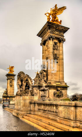 Skulpturen am Eingang der Pont Alexandre III in Paris Stockfoto