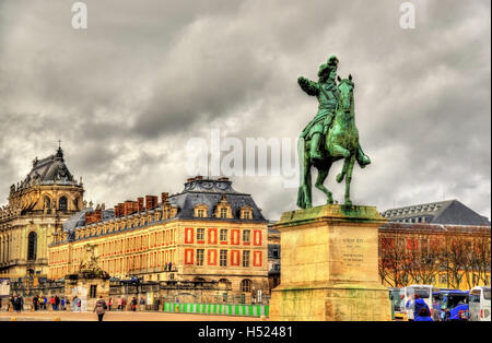 Statue von Louis XIV vor dem Schloss von Versailles in der Nähe von Pa Stockfoto