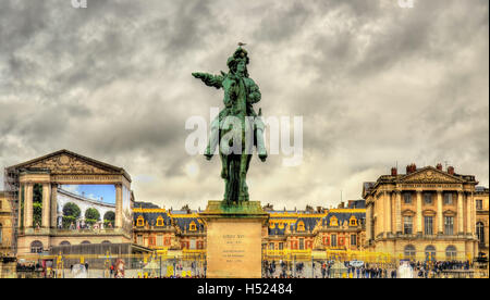 Statue von Louis XIV vor dem Schloss von Versailles in der Nähe von Pa Stockfoto