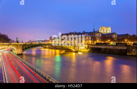 Die Pont Notre-Dame und das Hotel-Dieu von Paris - Frankreich Stockfoto