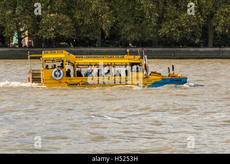 Ein schwer beladener und wasserarms London Duck Tours-Bus auf der Themse in der Nähe der Houses of Parliament, bevor er aus dem Geschäft ging. Stockfoto