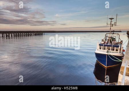 Angelboot/Fischerboot vor Anker im Hafen am einen Abend noch an den hohen Gezeiten bei Sonnenuntergang, Tölt, Northumberland Stockfoto
