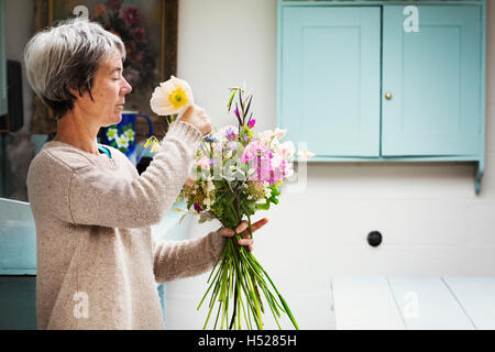 Ein Blumengeschäft, einen frischen Blumenstrauß Hand gebunden zu schaffen. Stockfoto