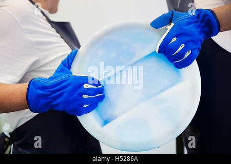 Mann und Frau in einer Molkerei, Gießen Ziegen Milch von einer Abwanderung zu Ziegenkäse. Stockfoto