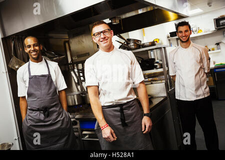 Porträt der drei Köche in einer Restaurantküche. Stockfoto