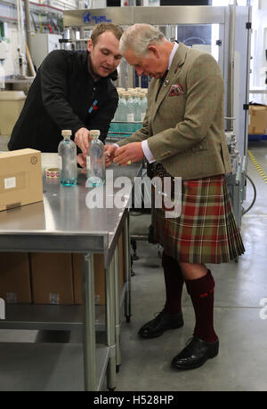 Der Prince Of Wales, bekannt als der Herr der Inseln während auf den westlichen Inseln, bringt einem das Etikett einer Weinflasche Gin bei einem Besuch auf der Insel Harris Brennerei, eröffnete er offiziell in Tarbert auf der Isle of Harris. Stockfoto