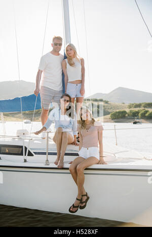 Mann, Frau und den beiden blonden Töchtern auf einem Segelboot. Stockfoto