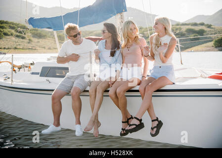 Mann, Frau und den beiden blonden Töchtern auf einem Segelboot. Stockfoto