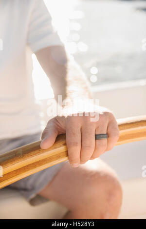 Nahaufnahme eines Mannes Lenkung eines Segelbootes. Stockfoto