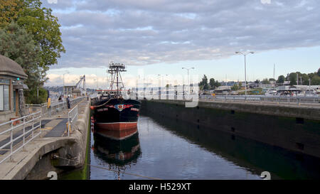 SEATTLE, WASHINGTON STATE, USA - 10. Oktober 2014: Hiram M. Chittenden Locks mit großen kommerziellen Fischereifahrzeug in einem Schifffahrtskanal angedockt Stockfoto