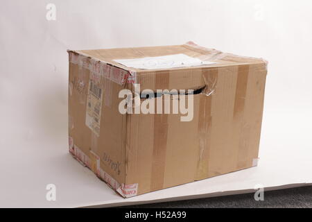Fragile Box beschädigt isoliert auf weiss Stockfoto