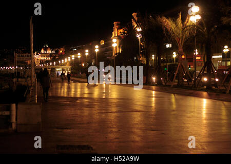 Promenade des Anglais in Nizza in der Nacht. Frankreich. Stockfoto