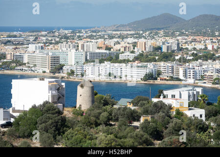 Gesamtansicht des Ferien-Resorts von Platja d ' en Bossa (Playa d ' en Bossa) in Ibiza Spanien. Stockfoto