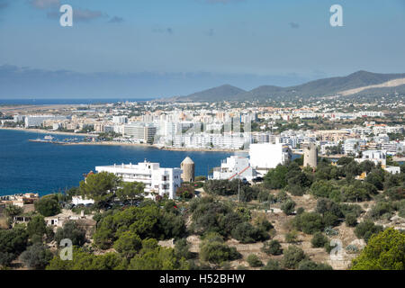 Gesamtansicht des Ferien-Resorts von Platja d ' en Bossa (Playa d ' en Bossa) in Ibiza Spanien. Stockfoto